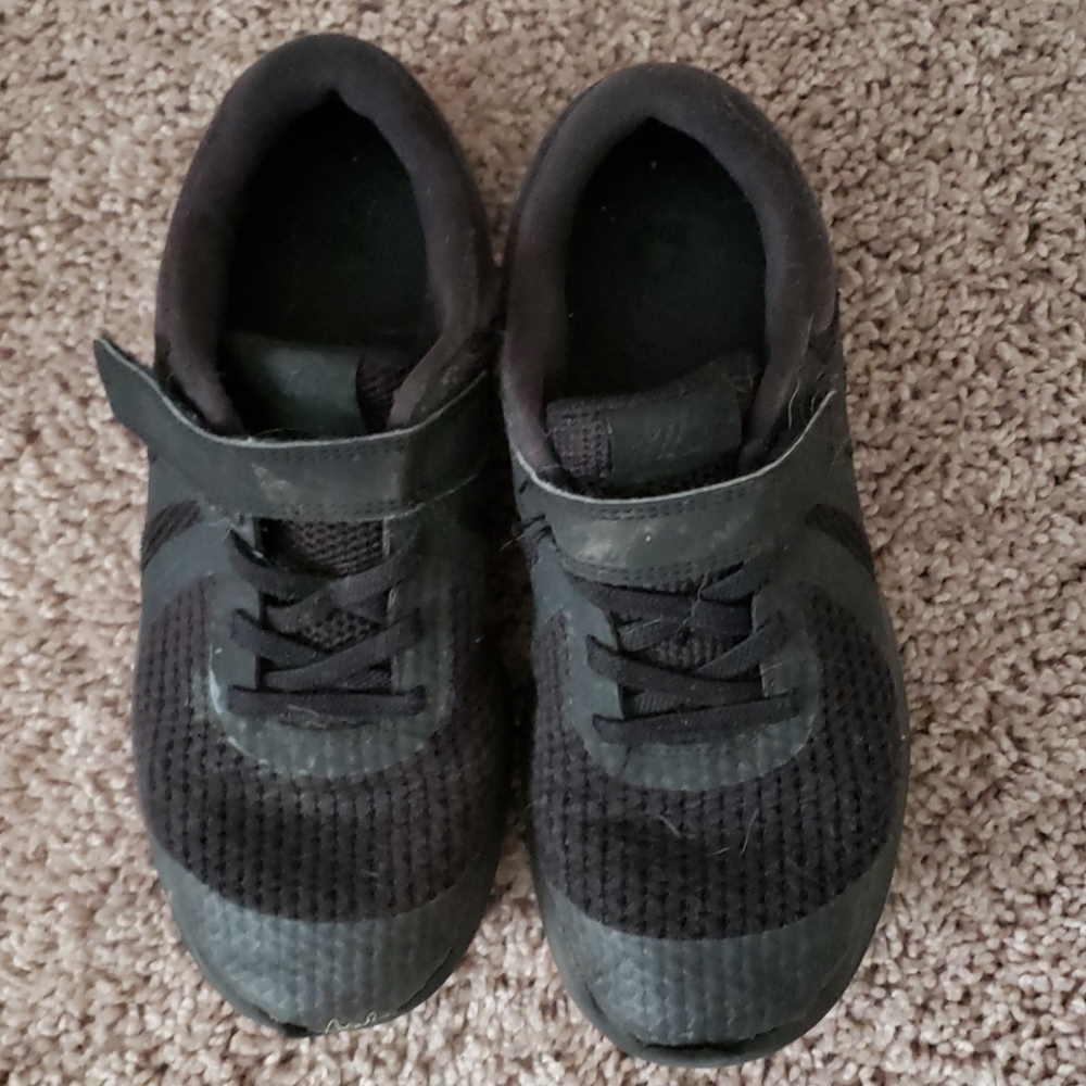 🔥BOGO🔥Boys nike size 2.5